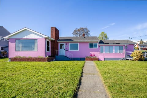 The Little Pink House by AvantStay Water Views Casa in Oak Harbor