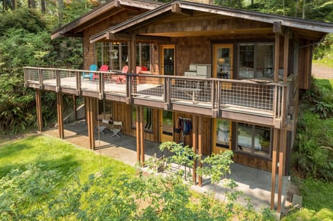 Goss Lake Chalet by AvantStay Lakefront w Dock House in Camano Island