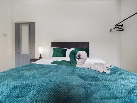 Birks House By RMR Accommodations - NEW - Sleeps 8 - Modern - Parking House in Stoke-on-Trent