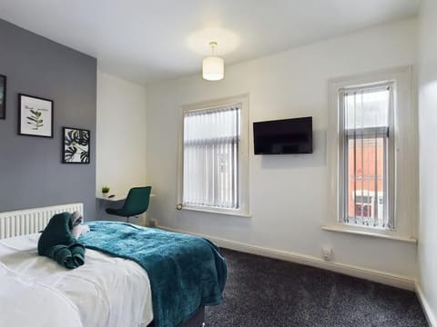 Birks House By RMR Accommodations - NEW - Sleeps 8 - Modern - Parking House in Stoke-on-Trent