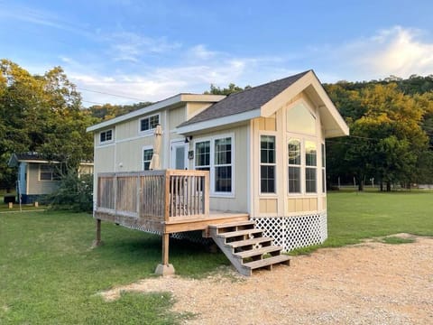 Pet friendly Tiny House Rental with new Access to Guadalupe River NBTX Haus in Canyon Lake