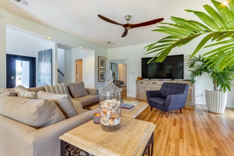 Luxe Gulf Breeze Home with Patios - 4 Mi to Beaches! Casa in Gulf Breeze