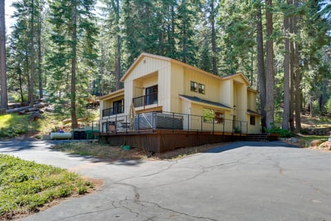 Westwood Lakefront Cabin with Hot Tub and Boat Dock! Maison in Lake Almanor