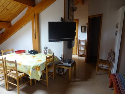 Charmant 2 Pièces + Coin Montagne - Parking Privé, WiFi, Proche Pistes - FR-1-762-31 Apartment in Briançon