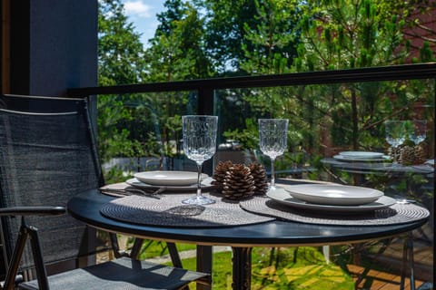 Patio, Day, Garden, Dining area, Garden view
