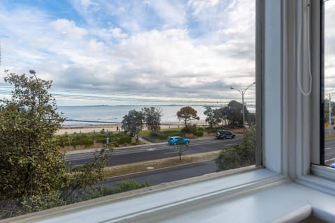 Modern Meets Convenience in this Beachfront Oasis Apartamento in Saint Kilda