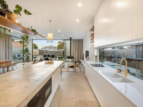 LUXE Poolside living, in the heart of Flinders House in Flinders