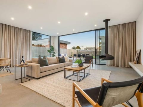 LUXE Poolside living, in the heart of Flinders House in Flinders