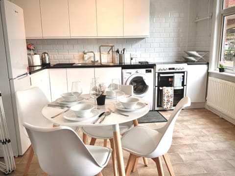 Kitchen or kitchenette, Dining area, minibar, pet friendly, stove, toaster, washing machine