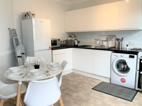 Kitchen or kitchenette, Dining area, minibar, stove, toaster, washing machine