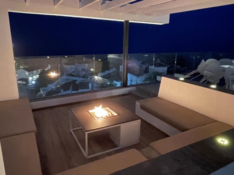 Night, View (from property/room), Balcony/Terrace, Balcony/Terrace, Seating area