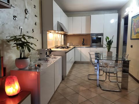 Kitchen or kitchenette, Dining area, dishwasher, minibar, oven, pet friendly, stove