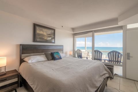 DBR Direct Oceanfront Condo, Daytona Beach, sleeps 6 Aparthotel in Holly Hill
