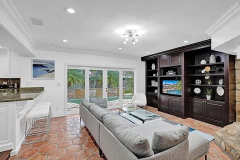 Five Star Oasis Heated Pool Spa Luxury Retreat House in Fort Lauderdale