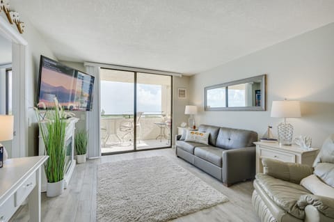Bright Hudson Condo Rental with Gulf-View Balcony! Condominio in Hudson
