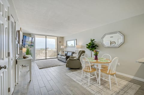 Bright Hudson Condo Rental with Gulf-View Balcony! Condominio in Hudson