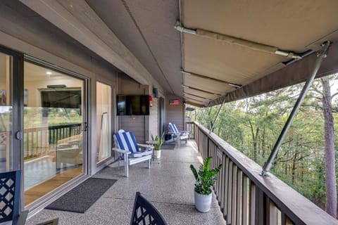 Updated Hot Springs Condo with Lakefront Balcony! Copropriété in Lake Hamilton