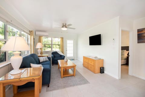 Communal lounge/ TV room, TV and multimedia, Living room, Seating area, Evening entertainment