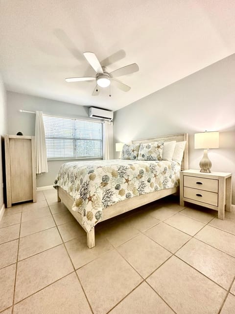 Snug Harbour View Condo #4 House in Grand Cayman