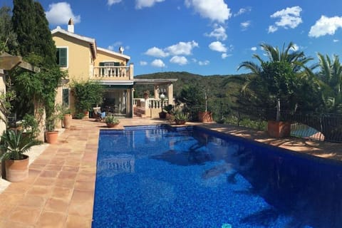 Lovely family villa sleeps 8, with stunning views Villa in Mahón