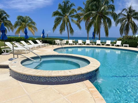 Crescent Point #9: 3Bed Condo Haus in Grand Cayman