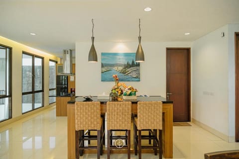 Dining area, minibar