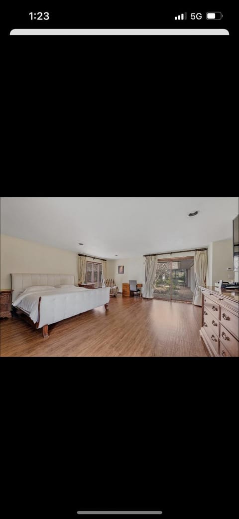 Resort type home in Old Brookvile !!! Chalet in Glen Head