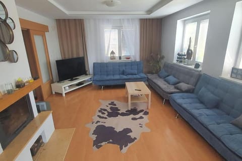 House with 3 bedrooms and pool Casa in Bratislava