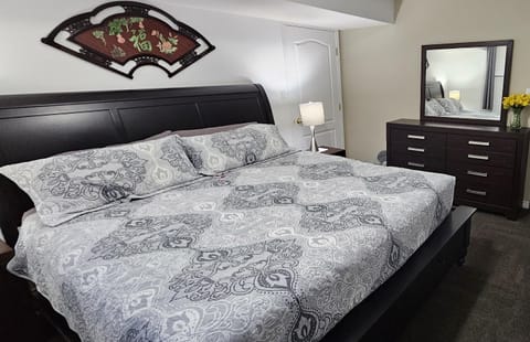Comfy KING Bed, Large private Basement Suite, Smart TV in Penticton- city of PEACHES AND BEACHES Condominio in Penticton