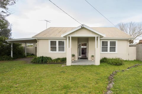 'The Zophey House' A Charming Coastal Cottage Haus in Rosebud