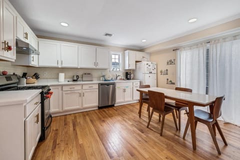 Kitchen or kitchenette, Dining area, dishwasher, minibar, pet friendly, stove, toaster