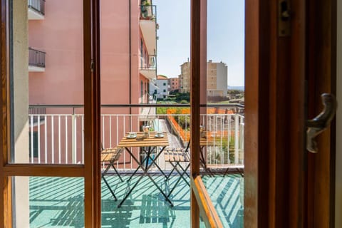 View (from property/room), Balcony/Terrace, Dining area, Quiet street view