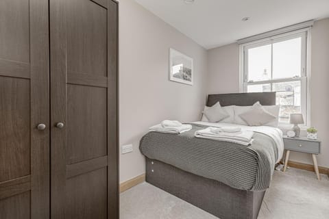 Contemporary 2 BR apt, town centre by tent serviced apartments Apartment in Runnymede District