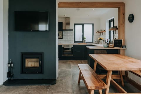 TV and multimedia, Dining area, Entertainment, flat iron, kitchen