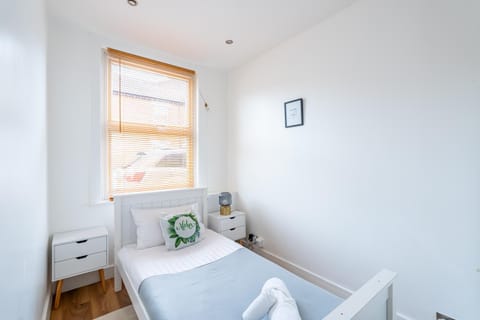 Three Bed House by Icon Living Properties Short Lets and Serviced Accommodation Luton House in Luton