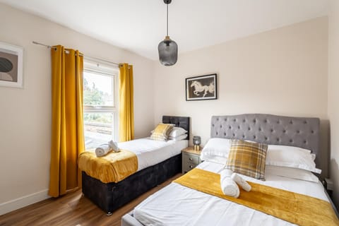 Three Bed House by Icon Living Properties Short Lets and Serviced Accommodation Luton House in Luton