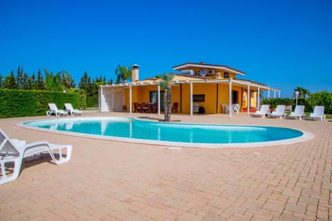 Property building, Day, Pool view, Swimming pool