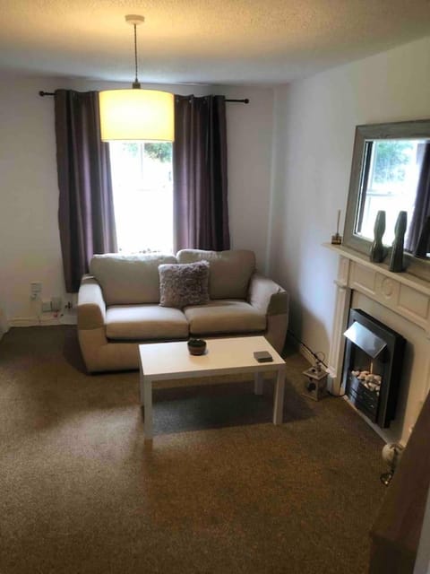 Bluebell House 2 bedroom with parking and garden Casa in Scunthorpe