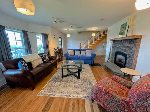 68CP Luxury farmhouse at the award-winning Bellevue Barn, 2 min to Santa's Village, AC, fireplace House in Lancaster