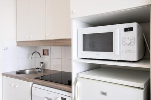 Bathroom, TV and multimedia, microwave, oven, kitchen