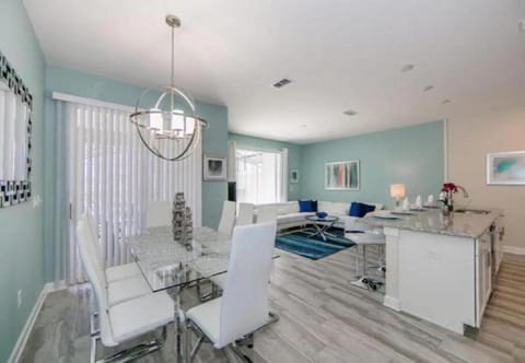 Stunning Townhouses 5 Minutes away Disney! House in Kissimmee