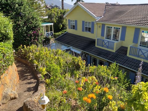 Cape Rose Cottage - Penthouse in Camps Bay Bed and Breakfast in Cape Town