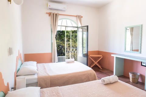 Photo of the whole room, Garden view