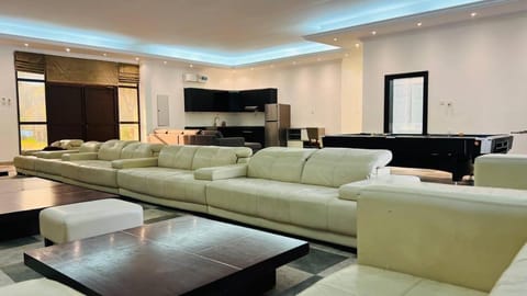 Communal lounge/ TV room, TV and multimedia, Living room, Seating area, Evening entertainment