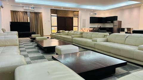 Communal lounge/ TV room, TV and multimedia, Living room, Seating area, Evening entertainment, air conditioner