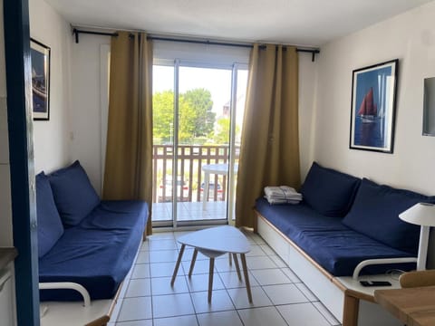 Bed, Living room