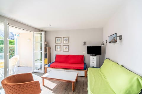 Bed, Living room