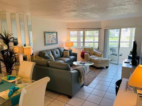 Siesta Harbor #107-Beach Access, Canal Views, Pool/Spa, Ground-Floor Apartment in Siesta Beach