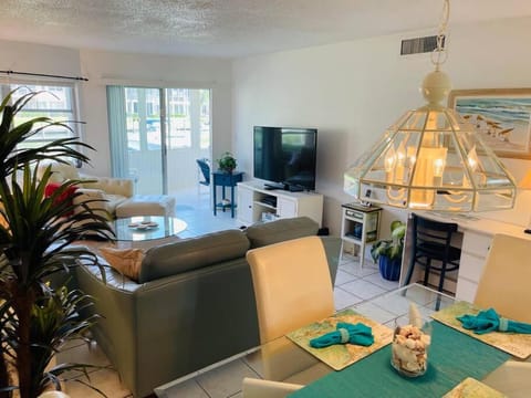 Siesta Harbor #107-Beach Access, Canal Views, Pool/Spa, Ground-Floor Apartment in Siesta Beach