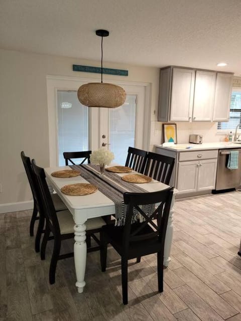 Coastal Cozy 4BR Beach House 8 blks from Beach/ 4 miles to Mayo Completely Renovated inside and out! Casa in Jacksonville Beach